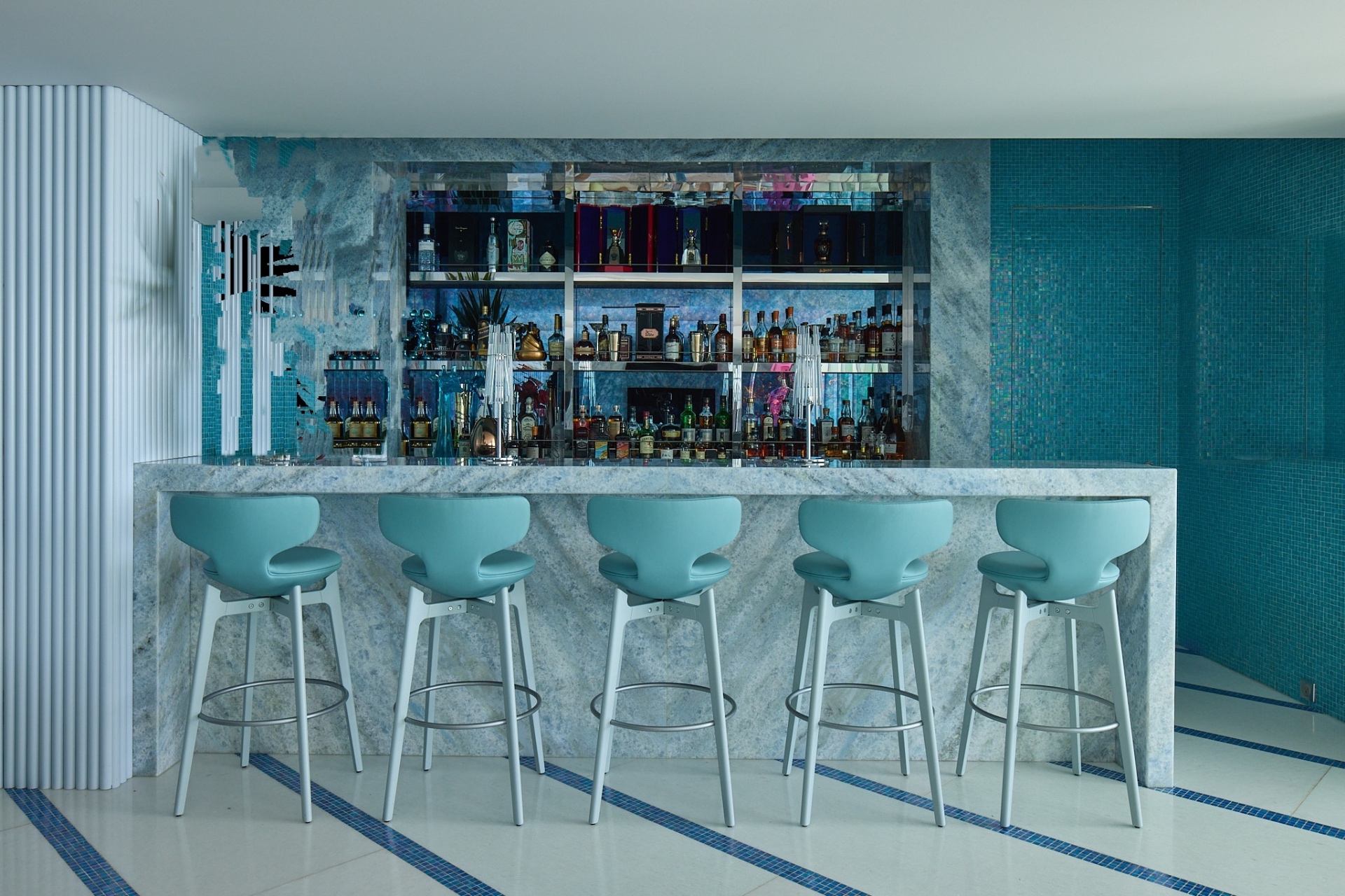 Bar lounge · Quartzite en veinage miroir