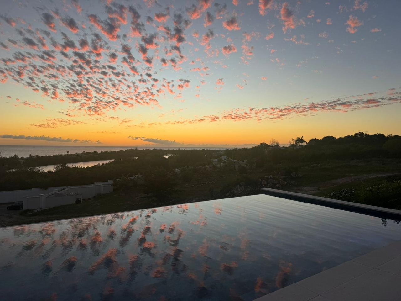 Après · Piscine à débordement au coucher du soleil