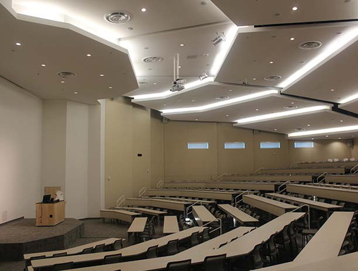 Auditorium institutionnel avec gradins